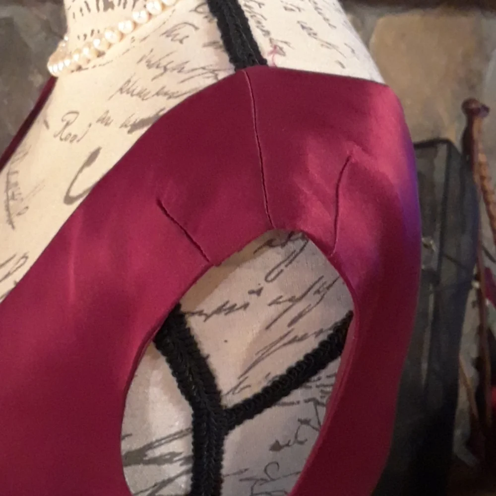 100% Silk Gown, size 8 - Picture 11 of 15